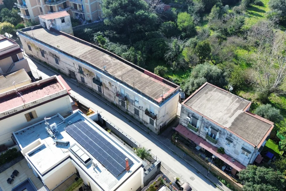 Veduta dall'alto di una schiera di edifici a Cercola, nei paesi vesuviani