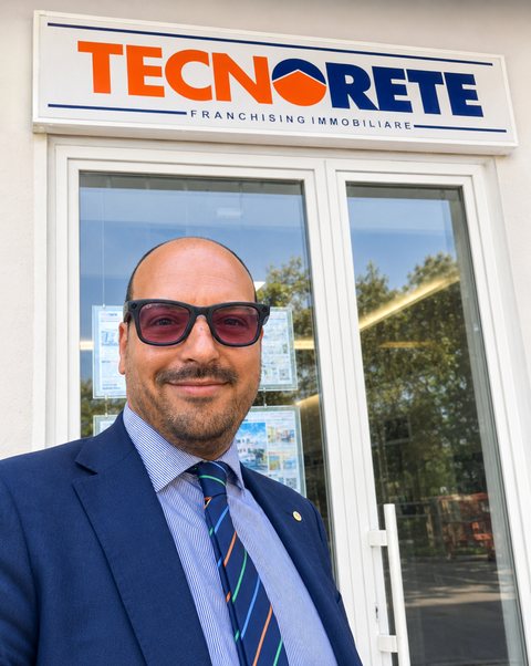 Paolo Frontoso, broker e titolare dell'agenzia, davanti all'ingresso dell'ufficio di Pollena Trocchia