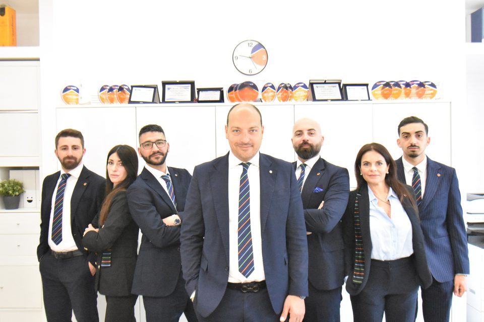 Paolo Frontoso in primo piano con i collaboratori dell'agenzia alle spalle