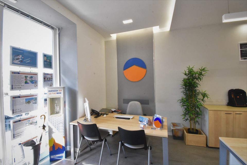 La postazione dove si parla con i clienti, dentro l'agenzia