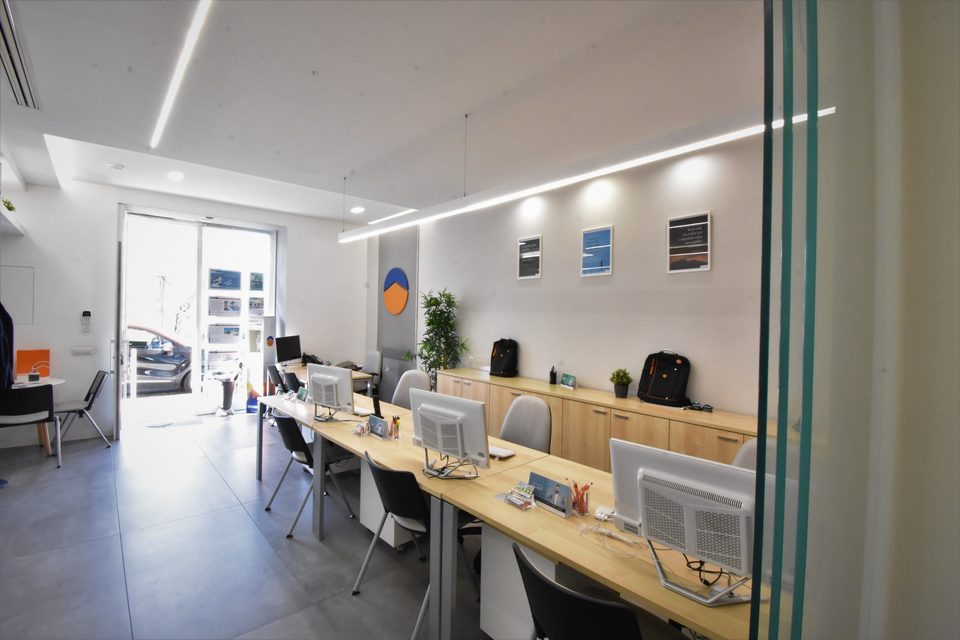 L'open space dell'agenzia con l'ingresso vetrato su Corso Umberto I